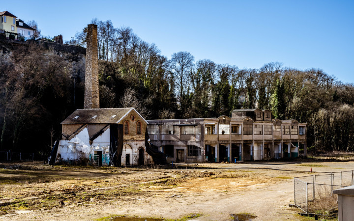Former Schlaifmillen textile factory in Pulvermuhl, in the Alzette valley, surrounded by cliffs and trees. - ©LCTO_0010696_ORI