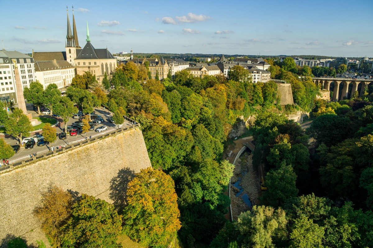 Luftaufnahme der Festungsmauern über dem Petruss-Tal in Luxemburg-Stadt mit der Corniche und der Kathedrale Notre-Dame im Hintergrund.