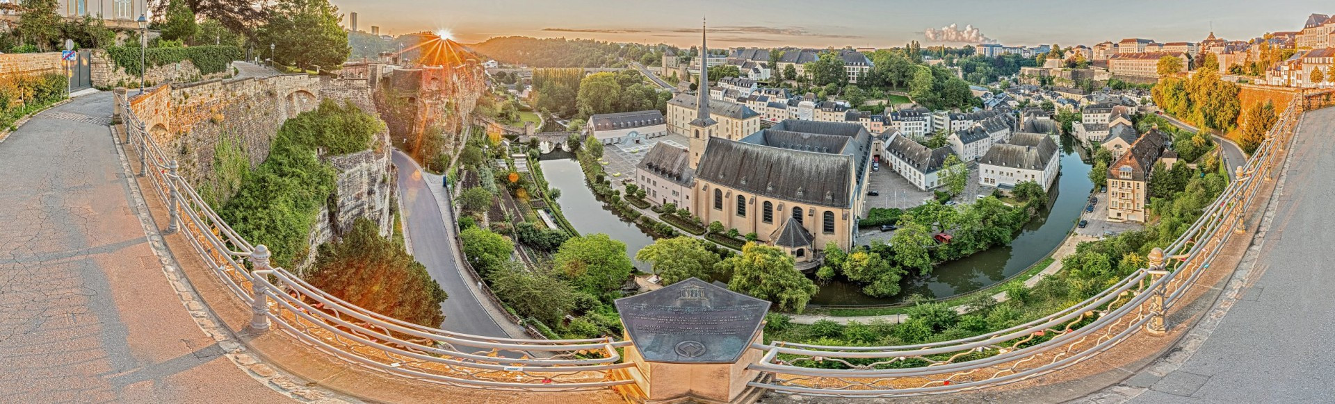 Blick auf die Abtei Neumünster vom Chemin de la Corniche aus