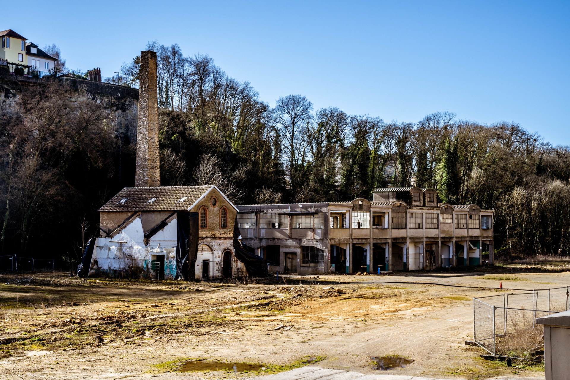 Ehemalige Textilfabrik Schlaïfmillen in Pulvermühl, im Alzette-Tal, umgeben von Felsen und Bäumen. - ©LCTO_0010696_ORI