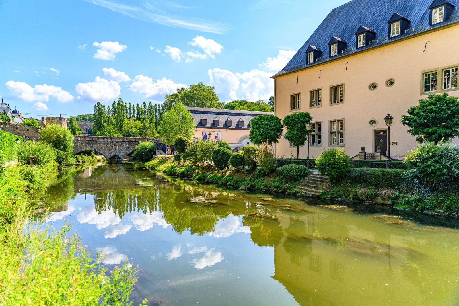 Das Grund-Viertel in Luxemburg-Stadt mit der Alzette, historischen Gebäuden und ruhigen Wasserspiegelungen.